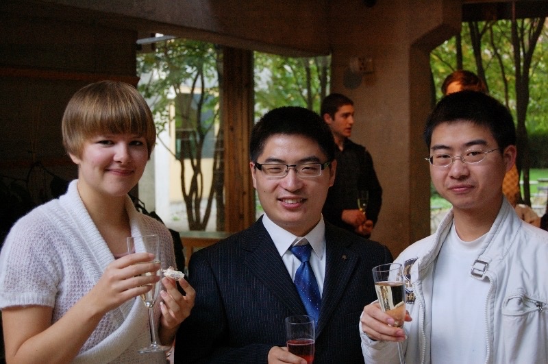 Chuanbo Gao (middle) with collegues Miia Klingstedt and Shiliang Chao.